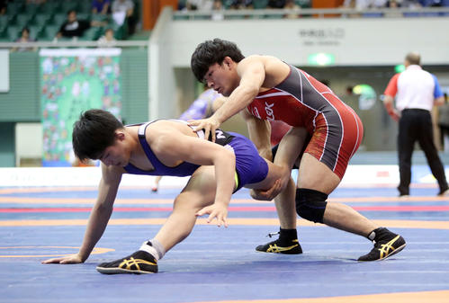 男子86kgフリー準決勝　石黒（左）を攻める高谷（撮影・鈴木正人）