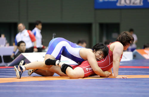 女子76kg予選A組1回戦　皆川博恵（下）を攻める鏡優翔（撮影・鈴木正人）