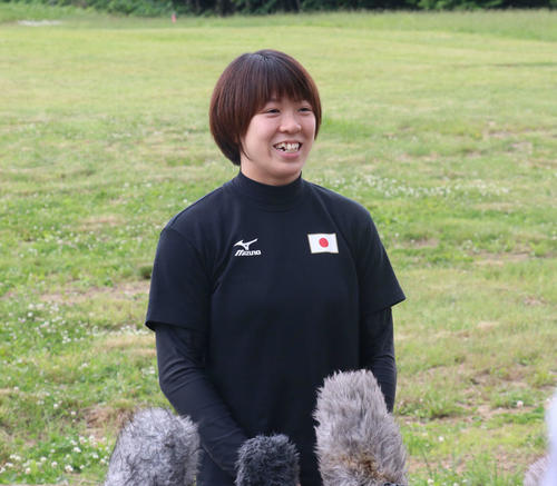 練習後に取材に応じる玉置（撮影・浅水友輝）