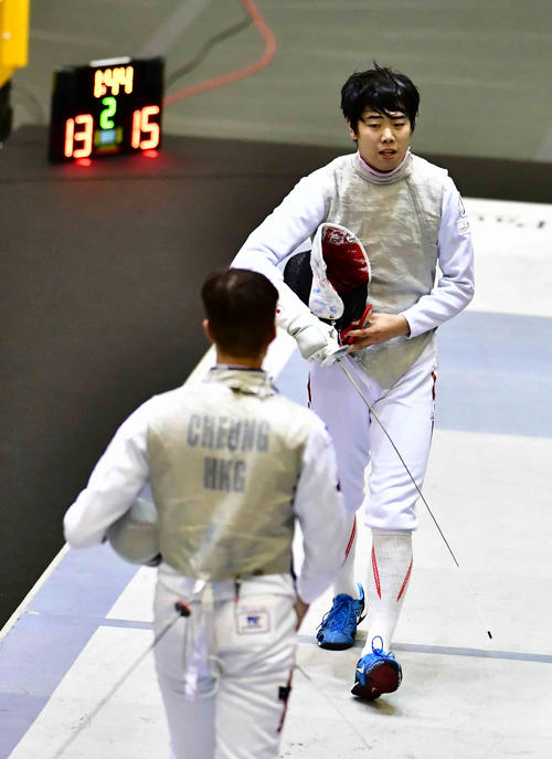 男子フルーレ決勝で優勝した敷根（撮影・小沢裕）