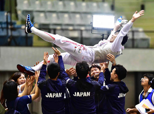 男子フルーレ決勝で優勝した敷根は日本代表のチームメートから祝福の胴上げを受ける（撮影・小沢裕）