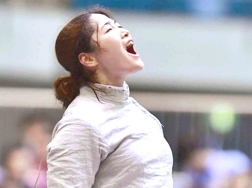 女子サーブル準決勝で決勝進出を果たし雄たけびを上げる田村（撮影・小沢裕）