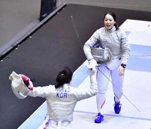 女子サーブル決勝でユン・ジス（左）に敗れ準優勝に終わった田村（撮影・小沢裕）