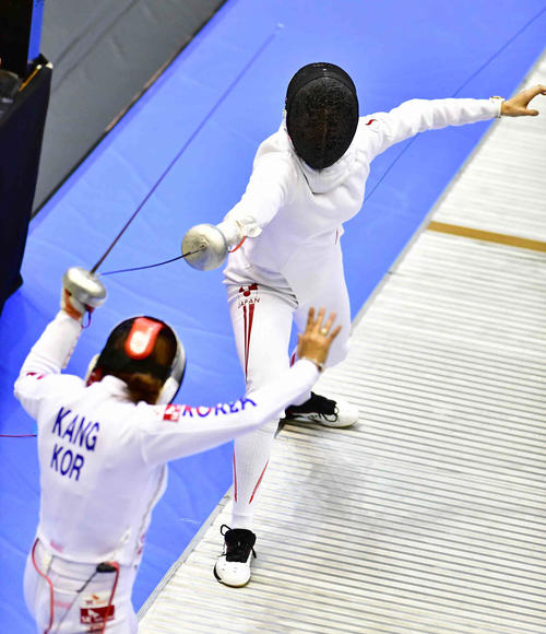 準々決勝に臨む女子エペの佐藤（撮影・小沢裕）