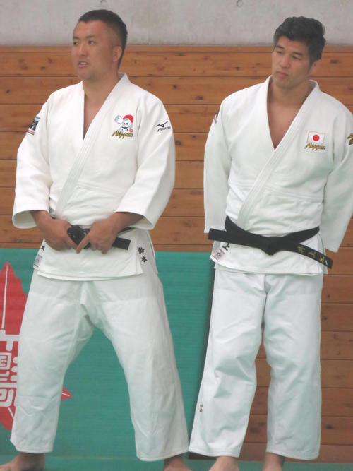 代表選手の稽古を見つめる井上康生監督（右）と鈴木桂治コーチ（撮影・峯岸佑樹）