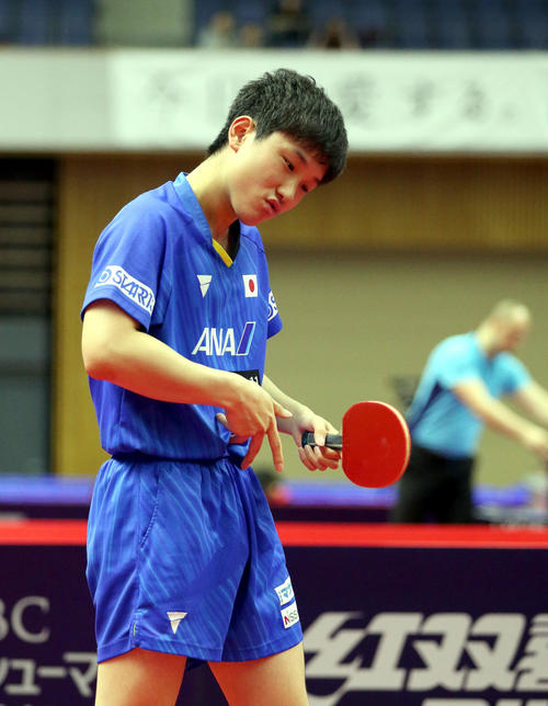 男子シングルス初戦で思うようなプレーができずに首をかしげる張本（撮影・佐藤翔太）