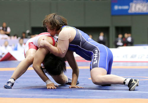 女子76kgフリー決勝、鏡（左）を攻める皆川（撮影・鈴木正人）