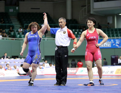 女子76kgフリー決勝、鏡（右）を破り優勝した皆川（撮影・鈴木正人）