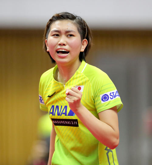佐藤瞳対丁寧　ポイントを奪ってガッツポーズする佐藤瞳（撮影・佐藤翔太）
