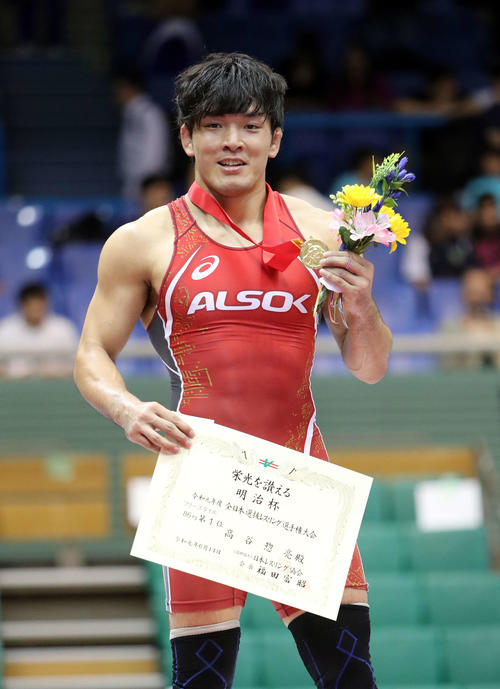男子86キロフリースタイルで優勝し笑顔を見せる高谷（撮影・鈴木正人）