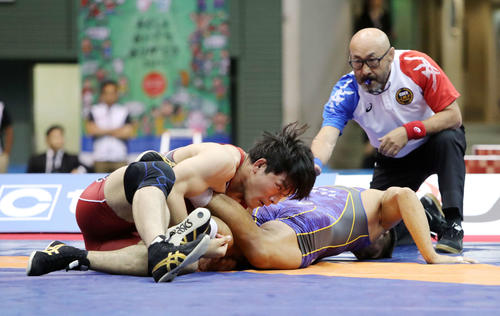 男子86kgフリー決勝、松坂（右）を攻める高谷（撮影・鈴木正人）