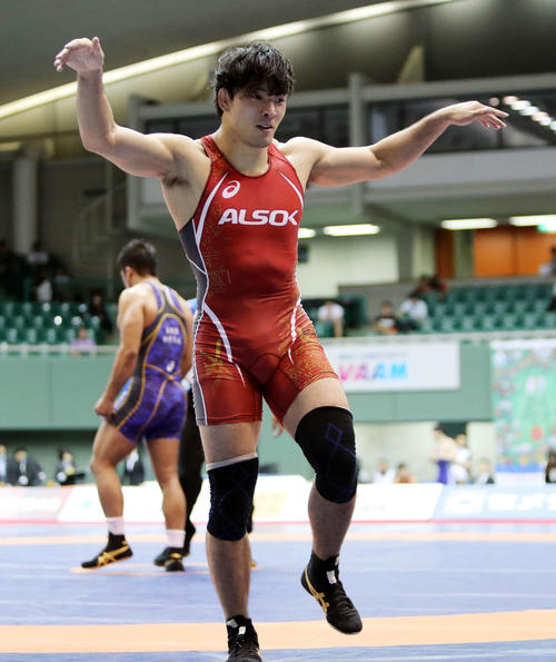 男子86kgフリー決勝、試合に勝利しポーズする高谷（撮影・鈴木正人）