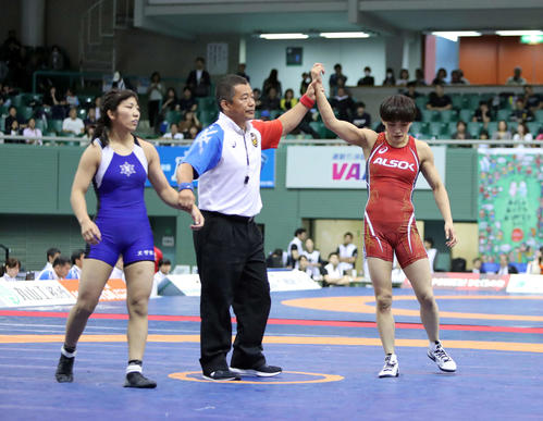 女子57kg予選B組1回戦、花井（左）を破った伊調（撮影・鈴木正人）