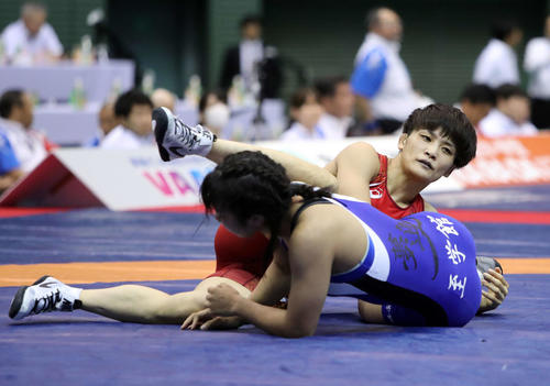 女子57kg予選B組1回戦、花井（手前）を攻める伊調（撮影・鈴木正人）