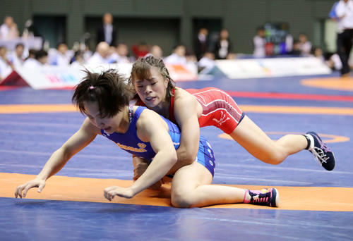 女子57kg予選A組1回戦、浜田（左）を攻める川井梨紗子（撮影・鈴木正人）