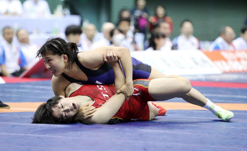 女子50kg準々決勝、入江（下）を攻める須崎（撮影・鈴木正人）