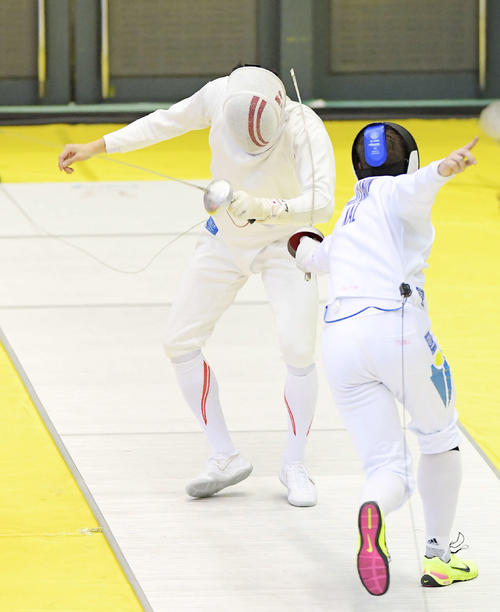 フェンシングのアジア選手権、男子エペ決勝トーナメント2回戦で攻められる見延（左）（撮影・加藤諒）