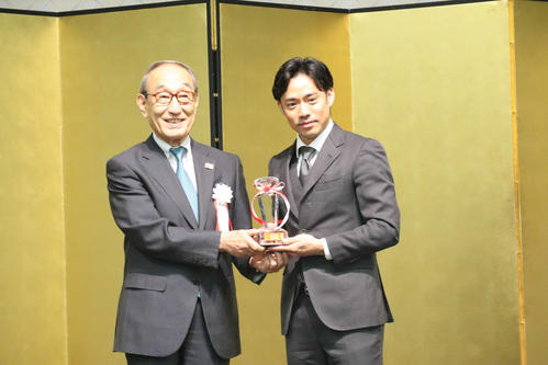 栄誉賞のトロフィーを受け取る高橋大輔（右）（撮影・南谷竜則）