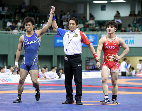 男子60kgグレコローマン、鈴木（右）を破った太田（撮影・鈴木正人）