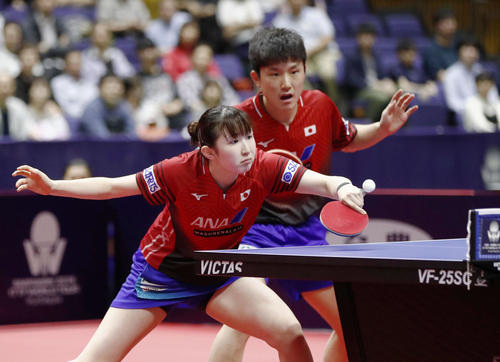 混合ダブルス決勝で敗れた張本（右）、早田組（共同）