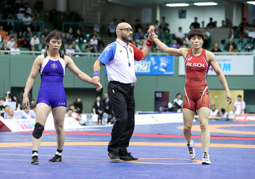 準決勝で南條（左）を破った伊調（撮影・鈴木正人）