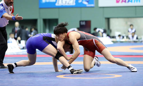 準決勝で南條（左）を攻める伊調（撮影・鈴木正人）
