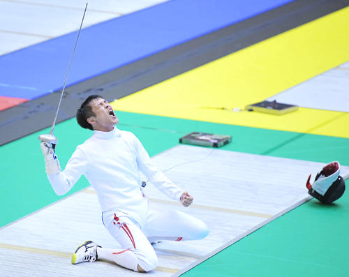 男子エペ決勝トーナメント3回戦で勝利して絶叫する山田（撮影・加藤諒）