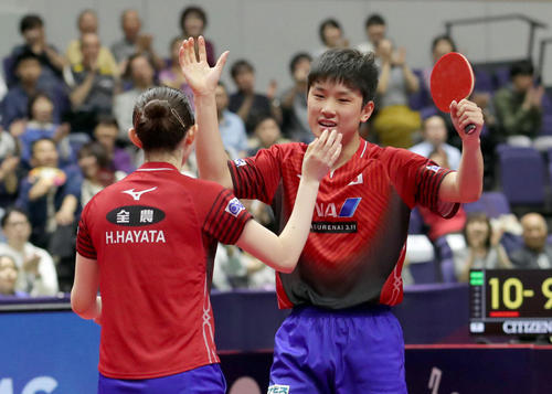 決勝進出を決め、早田ひな（左手前）とハグをしようとする張本智和（撮影・佐藤翔太）