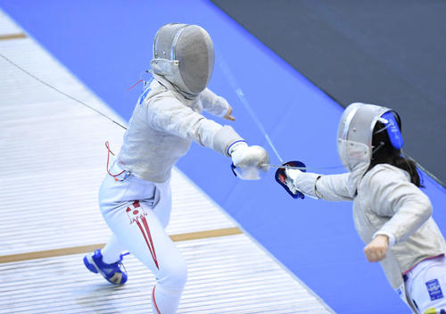女子サーブル3位決定戦でカザフスタンの選手を攻める福島（左）（撮影・加藤諒）