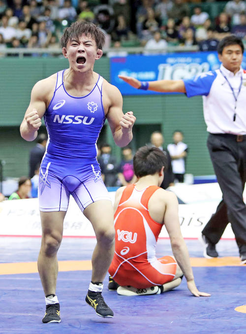 男子65キロ級フリー決勝、乙黒（右）を破りガッツポーズする樋口（撮影・鈴木正人）