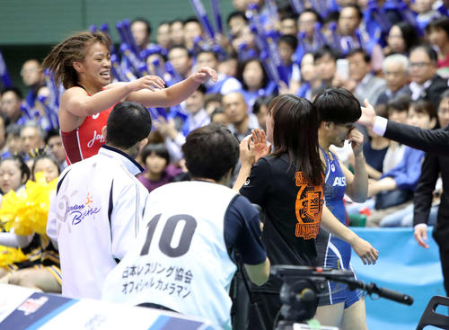 優勝し川井友香子（中央）に抱き付く川井梨紗子（左）。右は伊調（撮影・鈴木正人）