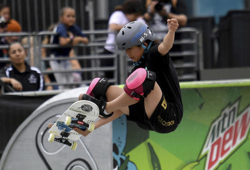 デュー・ツアーの女子パークで優勝した岡本碧優（AP）