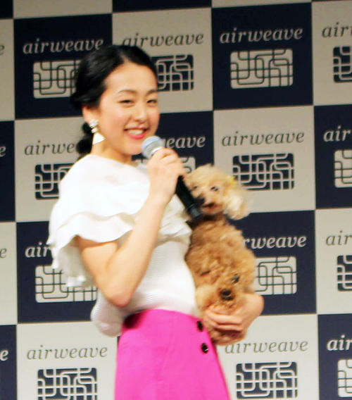 愛犬のエアロと登場した浅田さん（撮影・阿部健吾）