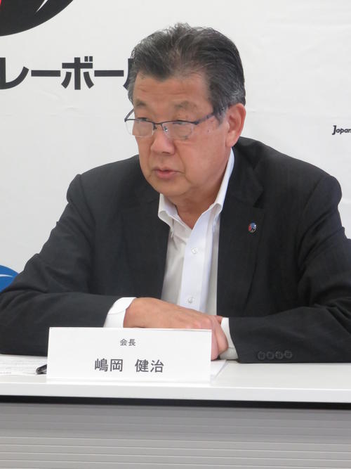 続投が決まって会見する日本バレーボール協会の嶋岡会長（撮影・小堀泰男）