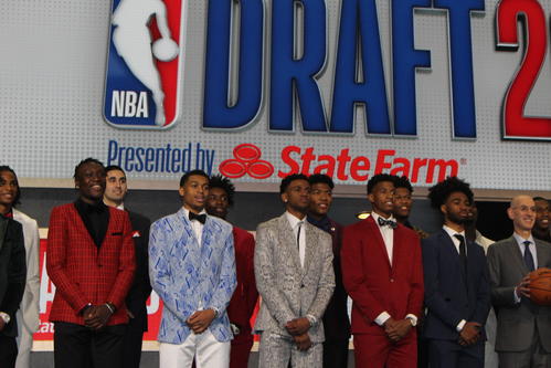 NBAドラフト2019を前に、会場に招待された候補選手全員がステージで記念写真。後列中央に八村