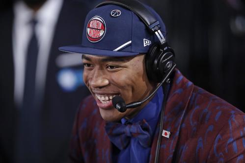 NBAのドラフト会議で日本人初となる1巡目でウィザーズに指名され笑顔でインタビューに答える米ゴンザガ大の八村（AP）