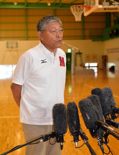 八村への思いを明かす明成・佐藤コーチ（撮影・鎌田直秀）