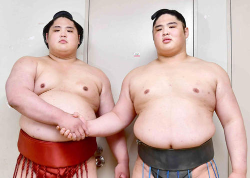 貴源治（左）と貴ノ富士（19年5月撮影）