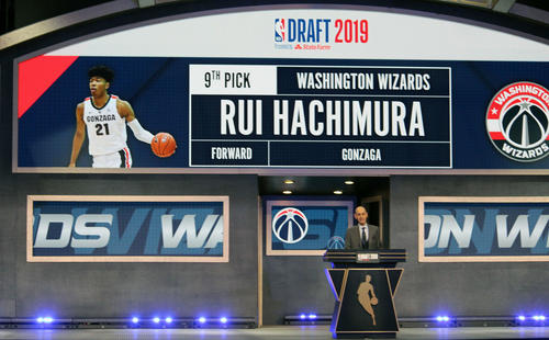 NBAドラフト2019でワシントン・ウィザーズが1順目9位で八村を指名する（撮影・桝田朗）