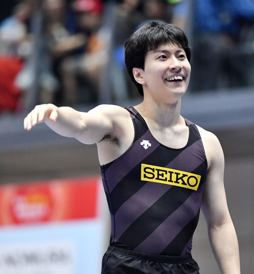トランポリン男子決勝　演技を終え、笑顔を見せる棟朝（撮影・横山健太）