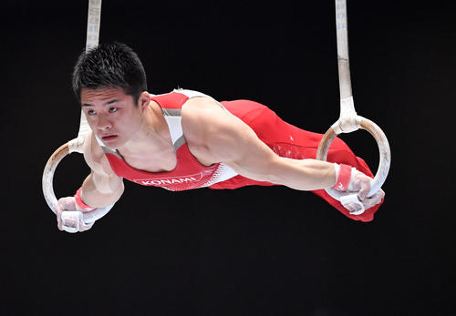 男子つり輪予選　つり輪の演技で力強い表情をみせる神本（撮影・横山健太）