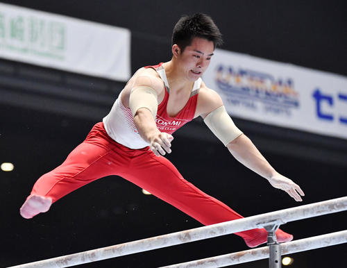 男子平行棒予選　平行棒で力強い演技をみせる神本（撮影・横山健太）