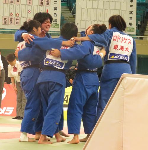 12年ぶりの優勝を決め、感極まる東海大女子柔道部の選手たち（撮影・峯岸佑樹）