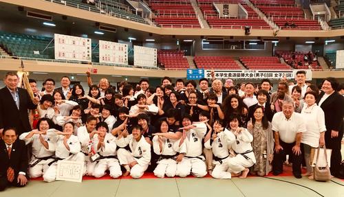 12年ぶりに優勝した東海大女子柔道部と関係者（撮影・峯岸佑樹）