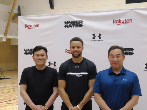 笑顔を見せる左から楽天の三木谷社長、ステフィン・カリー、ドームの安田会長（撮影・上田悠太）