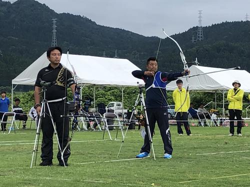 全日本社会人ターゲットアーチェリー選手権の壮年の部で優勝した山本博（右）は決勝で接戦を制す。左は木下征史（外部提供）


