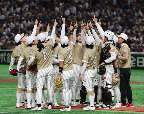 日本代表対米国代表　円陣を組んで試合に臨む日本代表チーム（撮影・丹羽敏通）