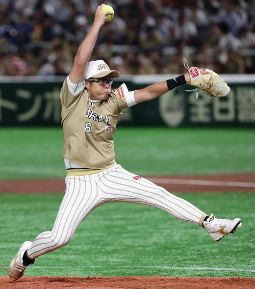 日本代表対米国代表　力投する日本代表先発の藤田（撮影・丹羽敏通）