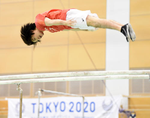 平行棒で力強い動きをみせる内村（撮影・横山健太）