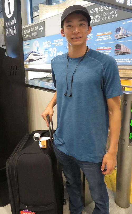 米国合宿から成田空港に帰国した入江陵介（撮影・松熊洋介）
